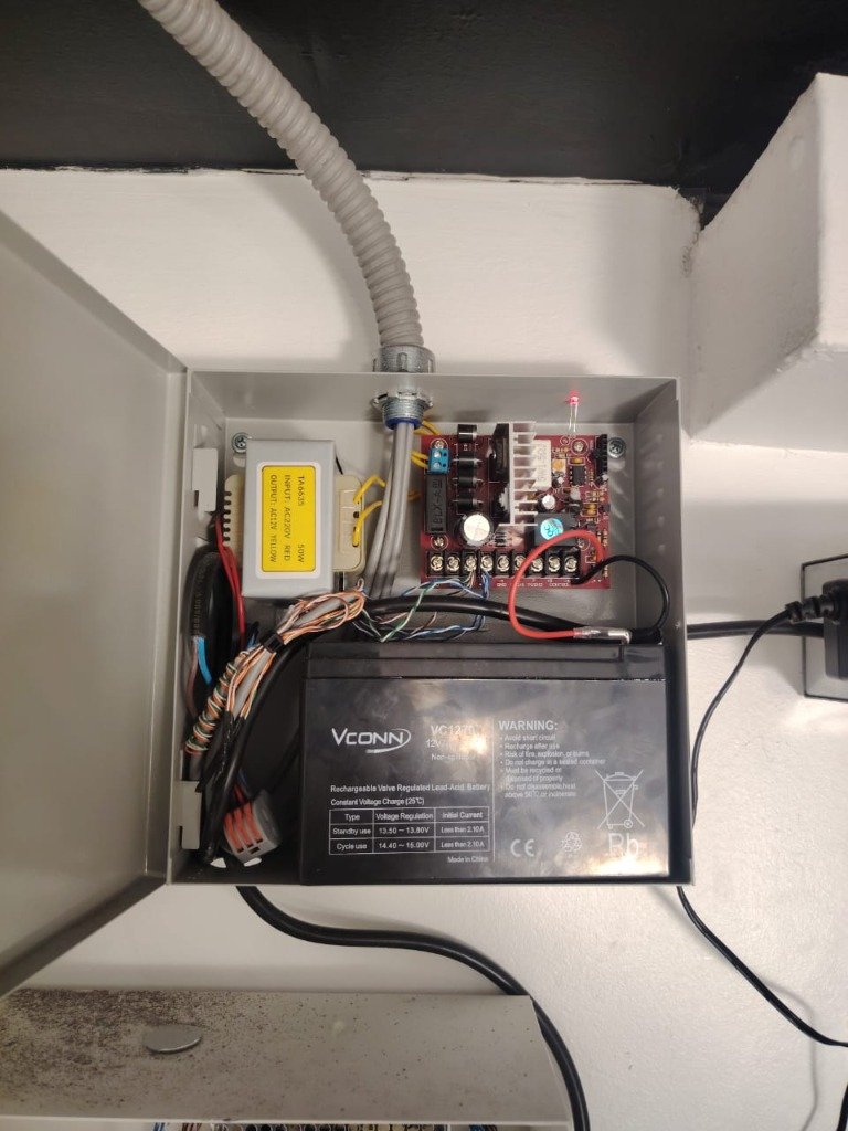 Control de Acceso y Batería de Respaldo UPS